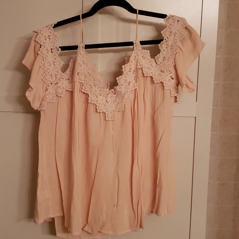 🔴 Cold shoulder flowy top🔴 - Picture 4 of 6